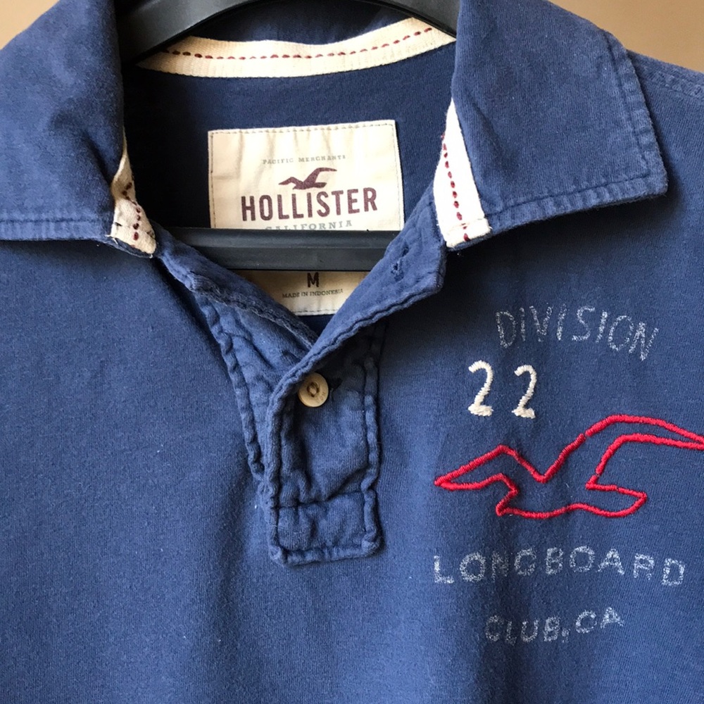 Navy men’s polo by Hollister. Size M